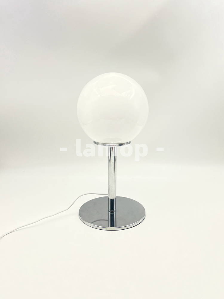 乳白色のソリッドグローブクローム薄型ポールテーブルランプ、ク - Decor Lighting Table Lamps のレビューと価格